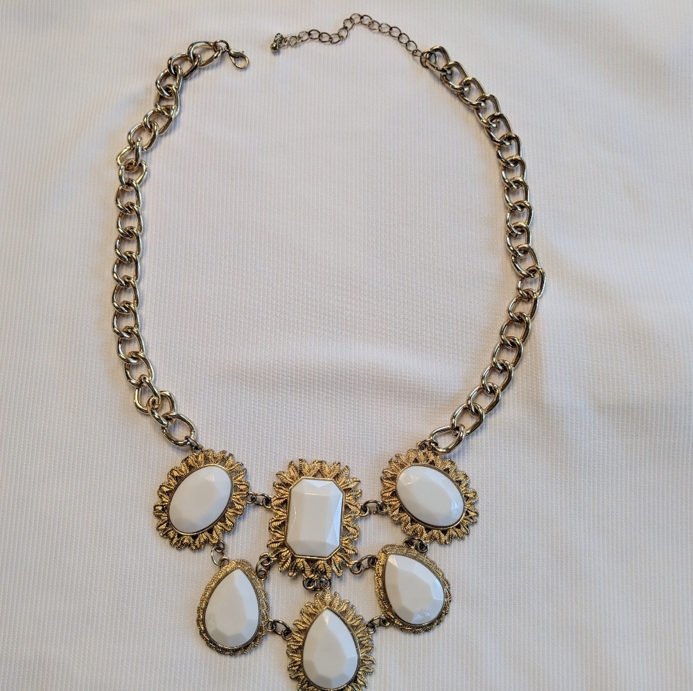Statement necklace white